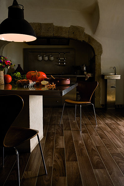 Idéal dans les pièces humides, il reproduit à la perfection les effets matières du bois. Ship Clear. Gerflor.