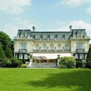 La façade donne sur un beau jardin