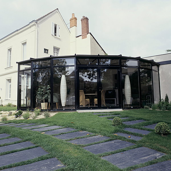 En angle, la véranda est sensible au vent et aux variations de températures mais elle est particulièrement lumineuse. Technal.