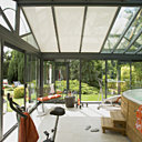 Une véranda espace de remise en forme, pourquoi pas ? A condition de prévoir une ventilation performante. Rideau.