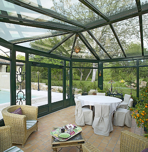 Conviviale, lumineuse, la véranda s'impose comme un nouveau lieu de vie largement ouvert sur la nature. Vérancial.