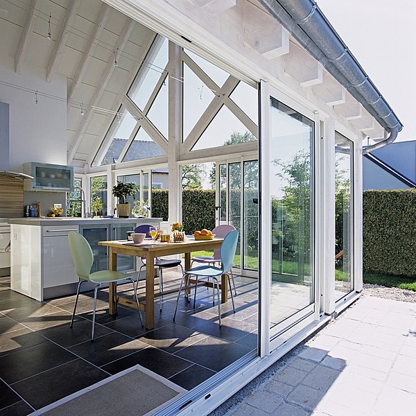 Aménagée dans une véranda, la cuisine devient un lieu de vie à part entière, surtout lorsqu'elle accueille en plus un espace repas. Vie & Véranda.