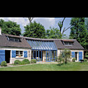 La véranda encastrée offre le meilleur comportement thermique puisque ses surfaces vitrées sont limitées. Technal.