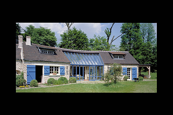 La véranda encastrée offre le meilleur comportement thermique puisque ses surfaces vitrées sont limitées. Technal.