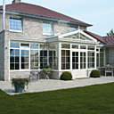 Les baies vitrées très régulières, dessinant un quadrillage, évoquent les architectures nord-américaines. Reynaers.