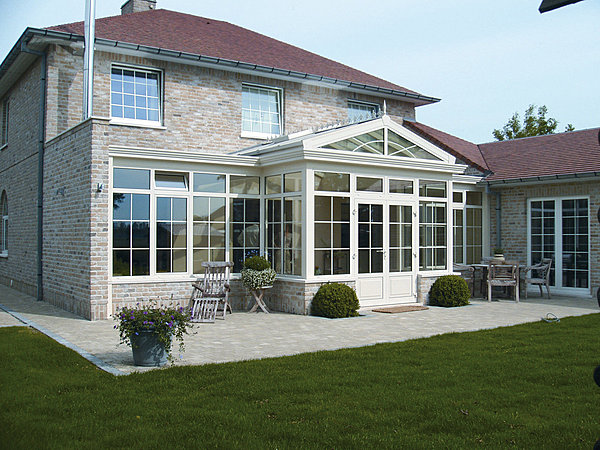 Les baies vitrées très régulières, dessinant un quadrillage, évoquent les architectures nord-américaines. Reynaers.