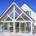 Les vérandas en bois sont disponibles en plusieurs coloris et finitions pour s'intégrer à toutes les architectures. Vie & Véranda.