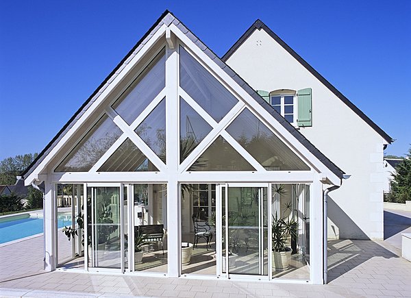 Les vérandas en bois sont disponibles en plusieurs coloris et finitions pour s'intégrer à toutes les architectures. Vie & Véranda.