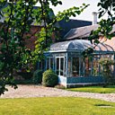 En acier, la véranda affiche un style rétro indémodable et toujours élégant. Turpin Longueville.