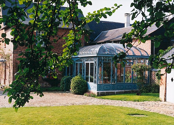 En acier, la véranda affiche un style rétro indémodable et toujours élégant. Turpin Longueville.