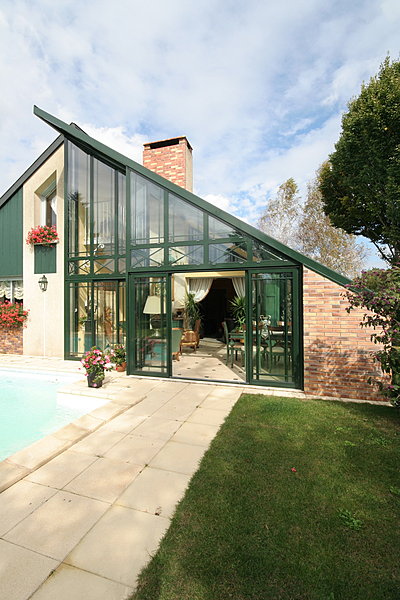 Léger, l'aluminium est le matériau préféré des vérandas contemporaines. Technal.