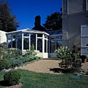 L'aluminium n'est pas réservé aux architectures contemporaines. Les vérandas en aluminium s'habillent désormais d'accessoires décoratifs. Technal.