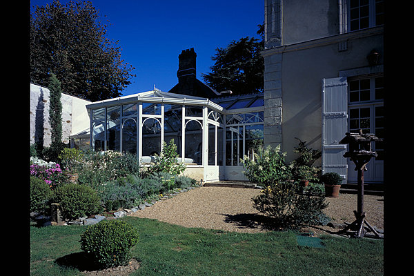 L'aluminium n'est pas réservé aux architectures contemporaines. Les vérandas en aluminium s'habillent désormais d'accessoires décoratifs. Technal.