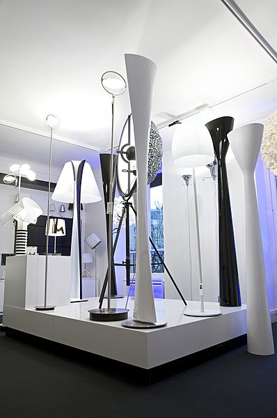 Une autre vue de l'étage où l'on retrouve une sélection de lampadaires haut de gamme