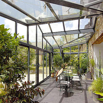 Grâce à sa forte inertie thermique, la pierre stocke les calories du soleil pendant la journée pour les restituer la nuit venue. Technal.