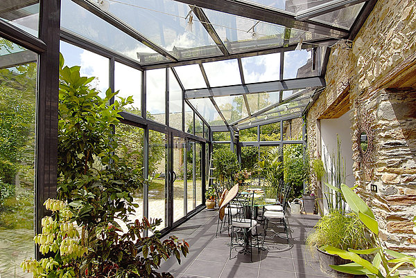Grâce à sa forte inertie thermique, la pierre stocke les calories du soleil pendant la journée pour les restituer la nuit venue. Technal.