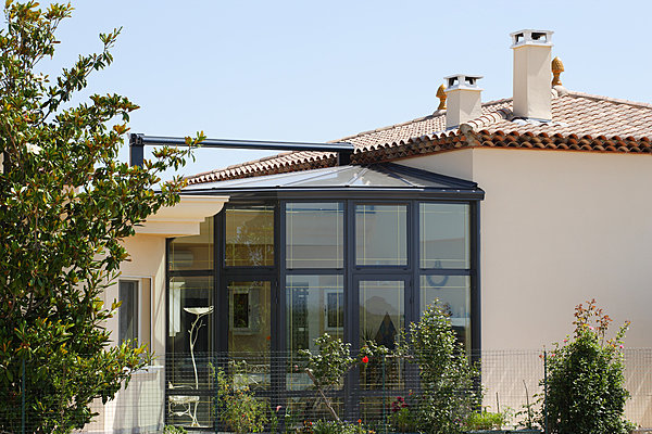 Fixé sur la toiture, le store extérieur garantit ombre et fraîcheur même au plus fort de l’été. Technal.
