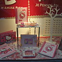 Vitrine toute rose pour Hello Kitty Vitrine toute rose pour Hello Kitty