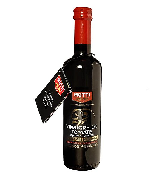 Particulièrement goûteux, le vinaigre de tomates sur de la roquette ou des tomates fraîches