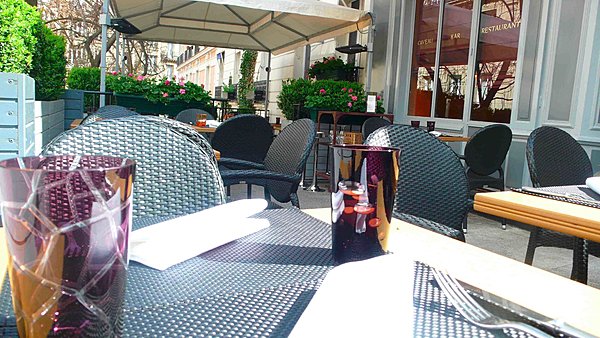 La belle terrasse au pied de la coline Montmartre