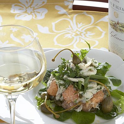 Une salade de raie relevée par les câpres et les segments de pamplemousse