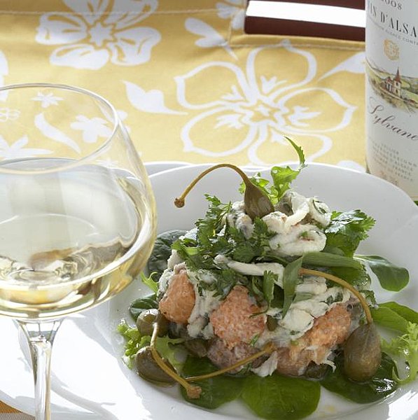 Une salade de raie relevée par les câpres et les segments de pamplemousse