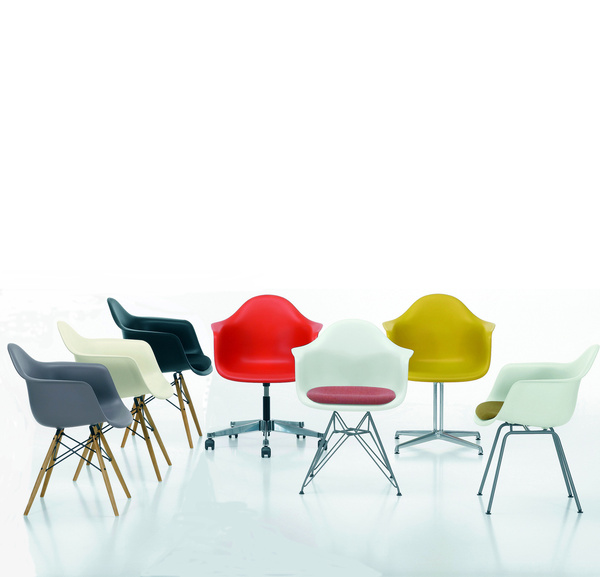De gauche à droite : DAW, chaise à roulettes Eames, DAR, DAL et DAX