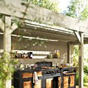 Une véritable cuisine d’extérieur. Elle se compose d’un module avec évier inox intégré, d’un module avec barbecue gaz et d’un module de rangement. Rivoli. Castorama.