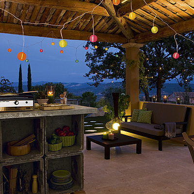 La convivialité d’un dîner entre amis autour d’une plancha gaz. Plaque de cuisson en acier émaillé. Force 10. Leroy Merlin.