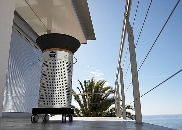 Grill, four, plancha ou pierre à pizza, ce barbecue à gaz sait tout faire. Surfaces de cuisson interchangeables. Couvercle en fonte. Plateau amovible en teck. Fuego. Favex.