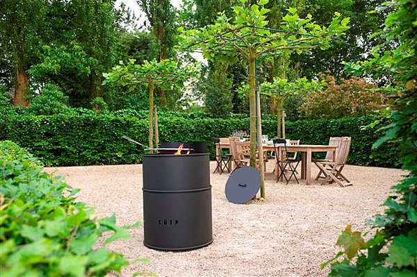 Une version moderne de l’antique tonneau. Il fonctionne au charbon de bois et peut rester sur la terrasse toute l’année grâce à sa peinture adaptée. Equipé de roulettes. Barrel. Tulp.
