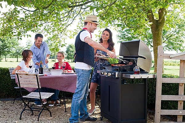 Multifonctions, ce barbecue à gaz permet aussi de fumer et de cuire à la vapeur. Doté d’un réchaud latéral pour chauffer légumes ou sauces. Brahma. Barbecook.