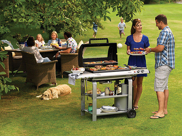Finies les fumées et flammes soudaines grâce à ce barbecue gaz équipé de brûleurs fixés sur les parois verticales et non dans la cuve ce qui évite la retombée des graisses. Fonctions grill, plancha, four et réchaud. C-Line. Campingaz.