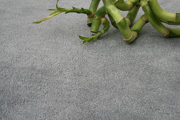 Cette moquette au toucher soyeux associe fibres de bambou et polyamide. Entretien facile. Disponible en 28 coloris. Lano.