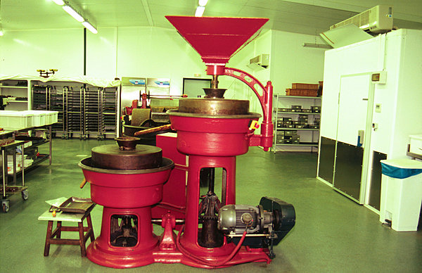 Moulin à cacao de la maison Cazenave au Pays Basque
