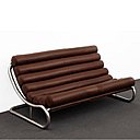 Un canapé impeccablement gainé de cuir de Michel Boyer