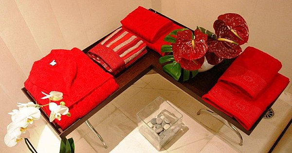 Linge de maison aux couleurs rouge avec broderies et strass