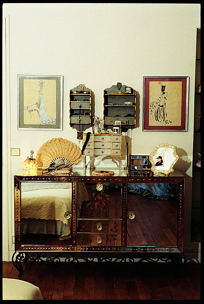 Collectionneuse et brocanteuse, Chantal compose des tableaux à partir d'évantails, souvenirs, objets...