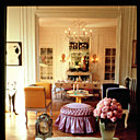 Roses, table juponnée, pouf capitonnés... pour un lieu hyper féminin