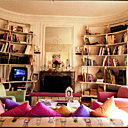 Deux bibliothèques sur mesure, chargées de livres et objets qui suivent Chantal d'un appartement à l'autre