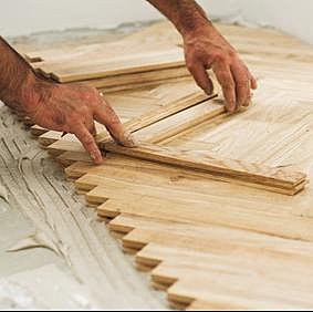 La colle aqueuse parfaitement adaptée à la pose collée du parquet