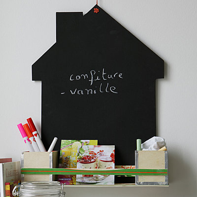 Un tableau noir fait "maison" avec son étagère.