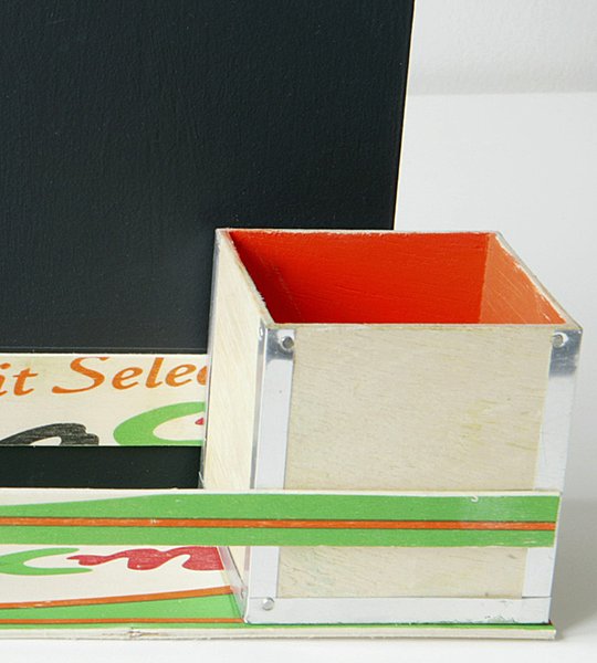 Coller le fond des boîtes à chaque extrémité de l’étagère avec une colle forte  invisible