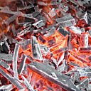 Jolis morceaux de charbon de bois embrasés