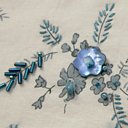 Décor du sac avec des perles de rocaille et des paillettes