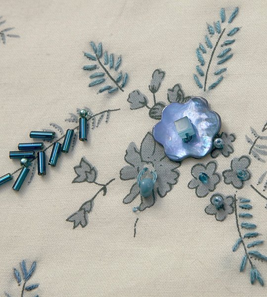 Décor du sac avec des perles de rocaille et des paillettes