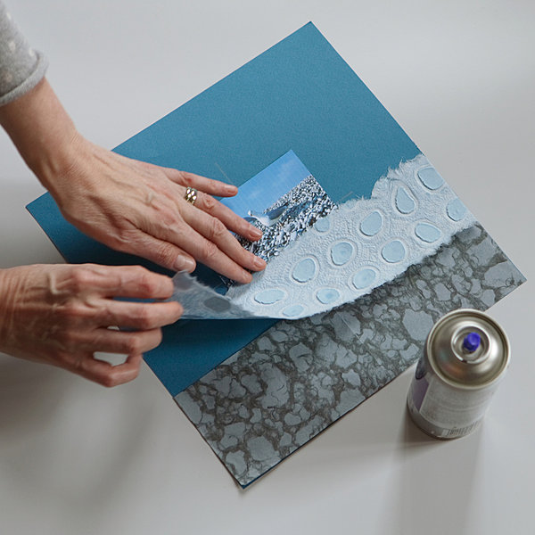 2- coller une bande papier floqué au bas de la photo