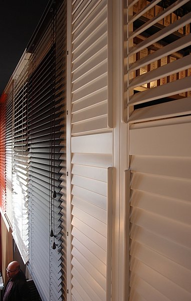 Stores et shutters en bois M1 sur mesure