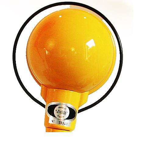 Chaque lampe Jieldé possède une plaque de firme rivetée, laquelle assure son unicité