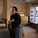 Paco devant les carreaux en grès cérame façon béton. Un matériau apprécié des clients surtout en format 60 x 60 cm